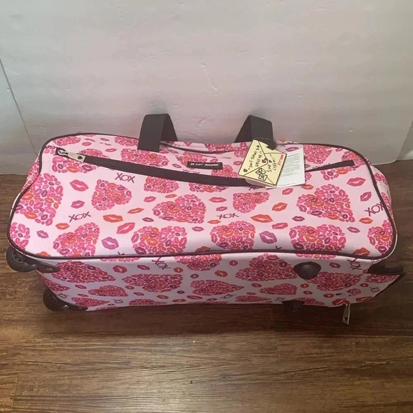Betsey Johnson Rolling Suitcase Duffle Bag Lips XOX Hearts Pink NWT - Picture 8 of 10